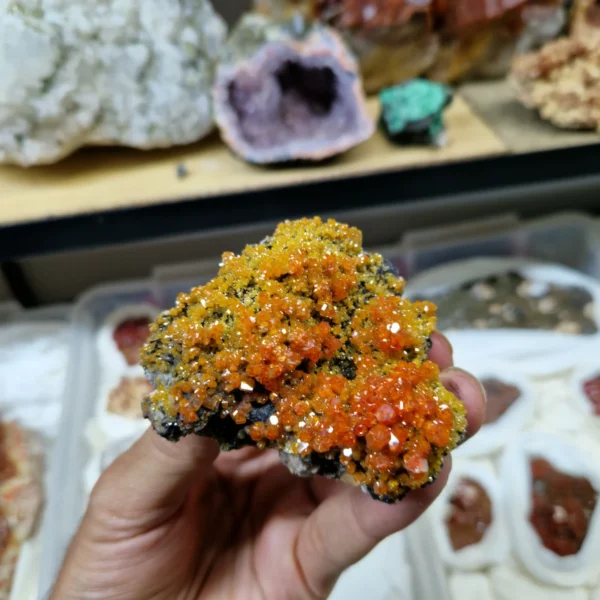 Vanadinite on barite